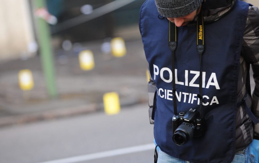 Si siede su una panchina della metro e si procura un’ustione