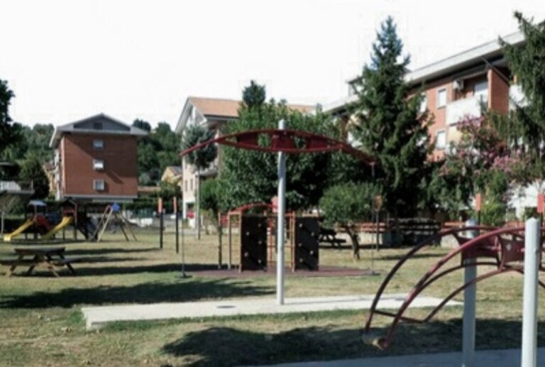 Rapine e vandalismo in città. Devastato il parco giochi inclusivo a Ferentino